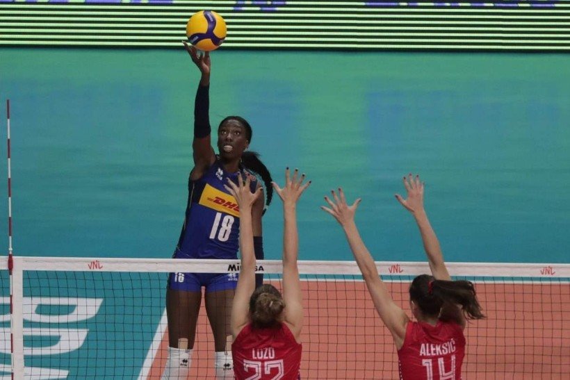 Paola Egonu em ação no Nilson Nelson: a oposta de 1,93m é a principal jogadora da seleção europeia na capital