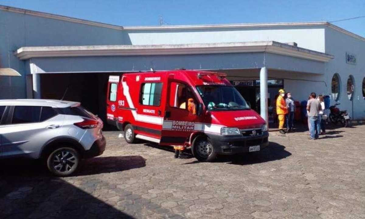 Criança é baleada na cabeça após brincar com revólver