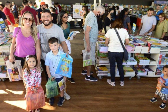  18/06/2022 Crédito: Marcelo Ferreira/CB/D.A Press. Brasil. Brasilia - DF -  36 Feira do Livro de Brasília. Violeta Rocha com a filha Nina Rocha, o enteado Gabriel Carvalho e o marido Darlan Alves.