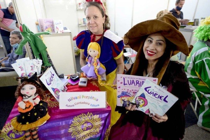 Nilvani (bruxa) e Edna (Branca de Neve)