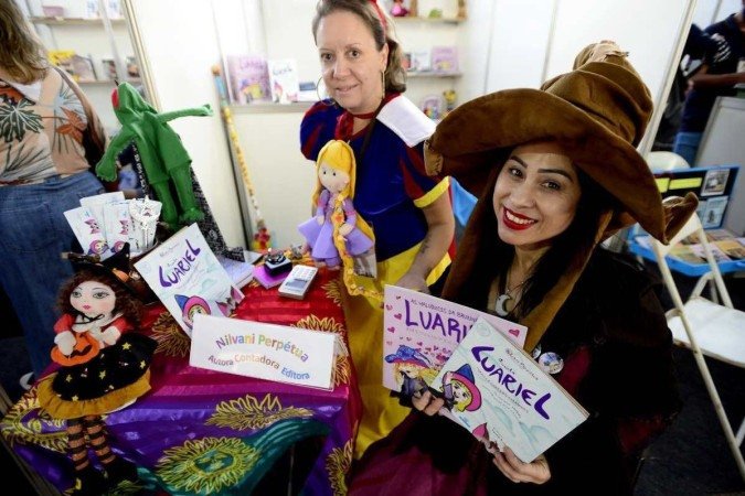  18/06/2022 Crédito: Marcelo Ferreira/CB/D.A Press. Brasil. Brasilia - DF -  36 Feira do Livro de Brasília. Nilvani Perpétua (bruxa) com Edna Craveiro (Branca de Neve)