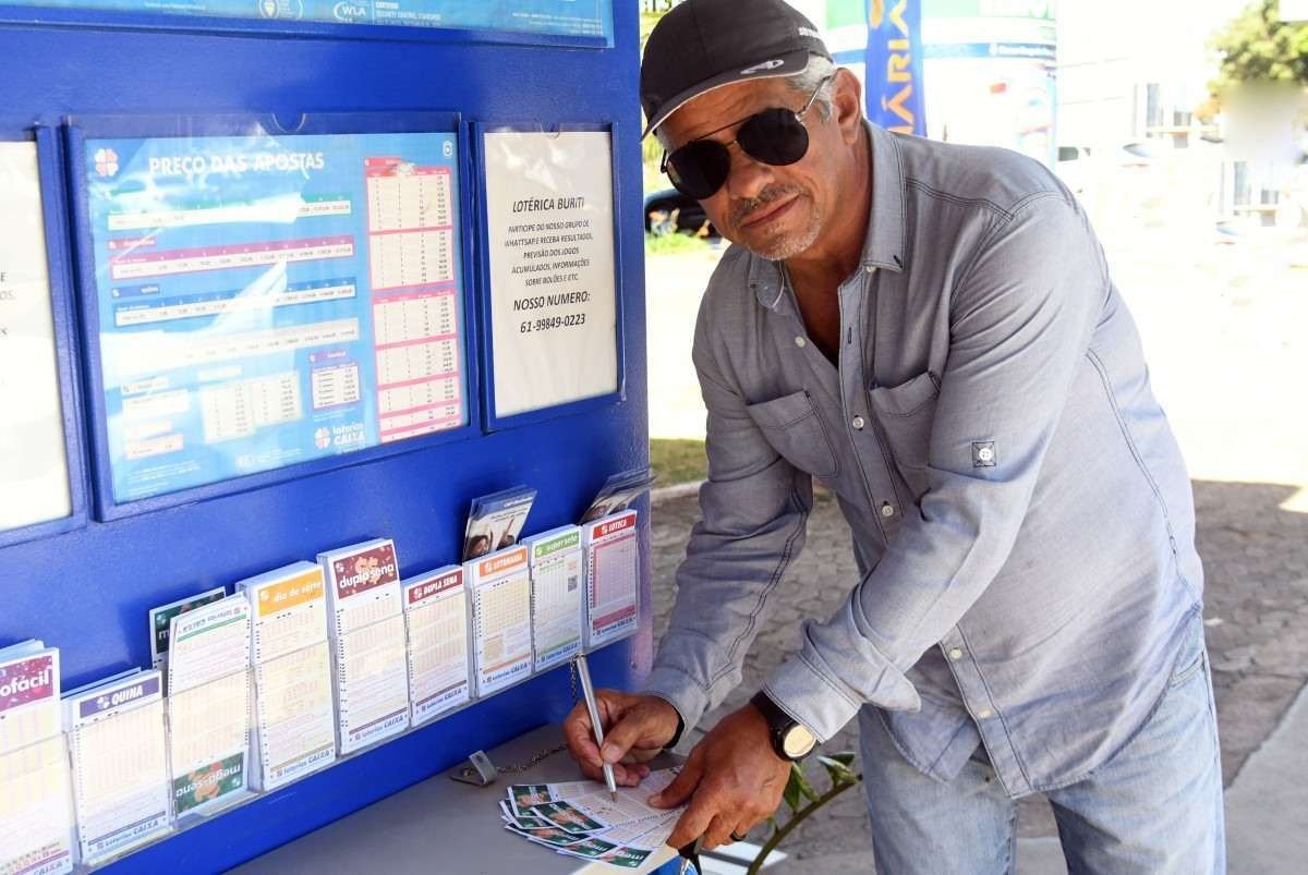  20/06/2022. Crédito: Ed Alves/CB/D.A Press. Brasil. Brasília - DF. Cidades. Mega Sena acumulada em 70 Milhoes. Na foto Emanuel Camara. 