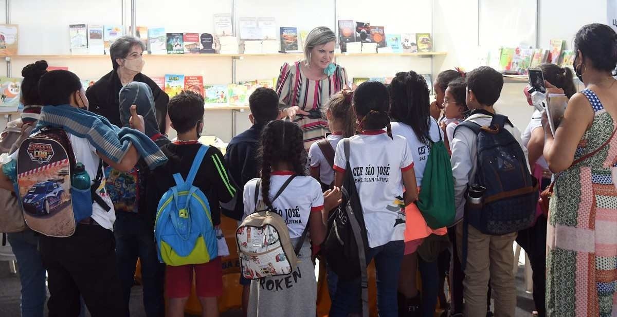 Após dois anos, volta da Feira do Livro de Brasília cativa público