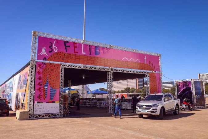 Portal de entrada da feira, feito pelo homenageado, o ilustrador Roger Mello - (crédito: PC Cavera) Portal de entrada da feira, feito pelo homenageado, o ilustrador Roger Mello - (crédito: PC Cavera)