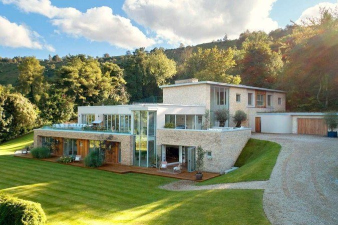 Professora aposentada ganhou como prêmio casa no valor de R$ 22 milhões em Costwolds, na Inglaterra - (crédito: Reprodução/Omaze) Professora aposentada ganhou como prêmio casa no valor de R$ 22 milhões em Costwolds, na Inglaterra - (crédito: Reprodução/Omaze)