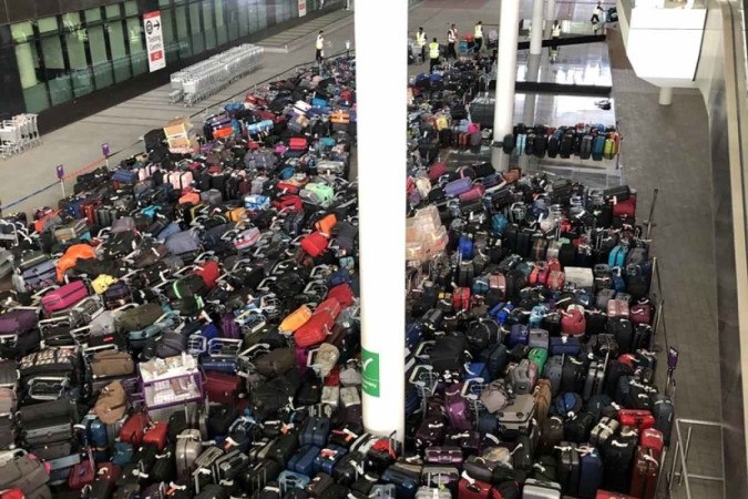 Problemas no aeroporto de Heathrow, em Londres, transformaram o local em um "mar de malas" - (crédito: Reprodução/Twitter)