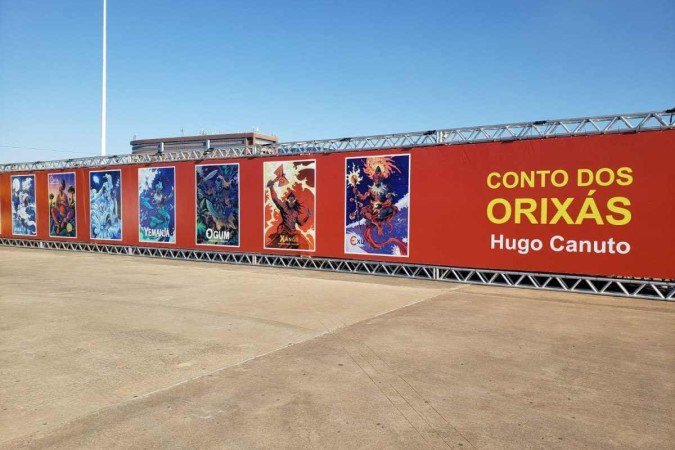 Conto dos Orixás, de Hugo Canuto, em forma de painéis na entrada da feira: heróis nacionais 