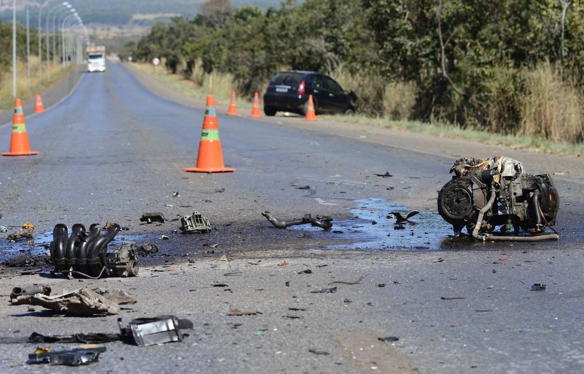 Motor de carro envolvido em colisão na DF-128 foi arremessado na pista