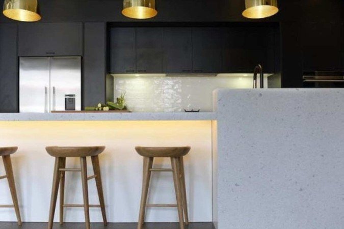 Pontos de iluminação ajudam a criar um ambiente convidativo e acolhedor
