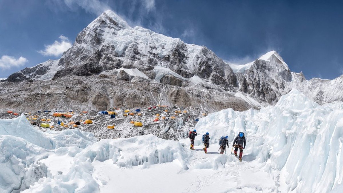 Everest: perigo na base faz Nepal mudar local de onde partem alpinistas