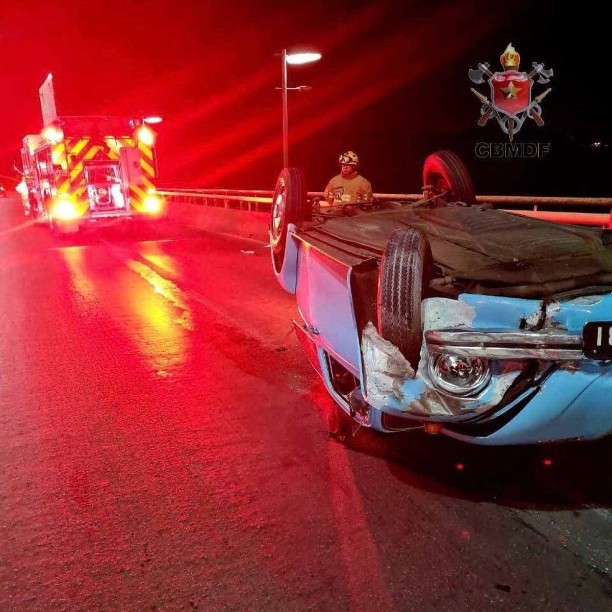 Motorista bêbado capota veículo na Ponte JK nesta terça-feira (21/6)