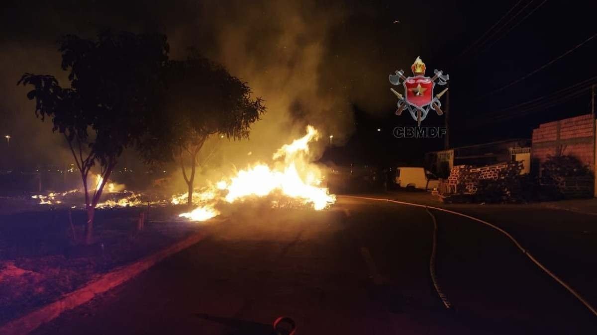 Depósito pega fogo em Santa Maria; Dono diz que incêndio foi criminoso