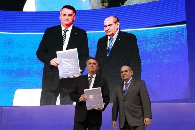 Presidente Bolsonaro recebe do Presidente da Confederação Nacional do Comércio de Bens, Serviços e Turismo, Jose Roberto Tadros, a Agenda Institucional do Sistema Comércio.