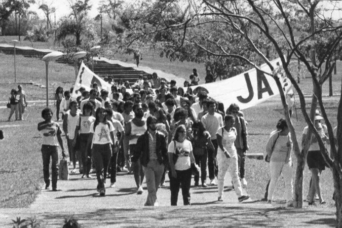   Brasil. Brasilia - DF. Pauta: Universidade de Brasilia. Invasao da reitoria pelos alunos. 03/07/1984. Credito: Gilberto Alves/CB/D.A Press. Neg. F 1368. Alunos com faixas durante invasao da reitoria na Universidade de Brasilia - UnB.8 abr. 2008. Cidades/Tema do Dia, p. 27.
      Caption 