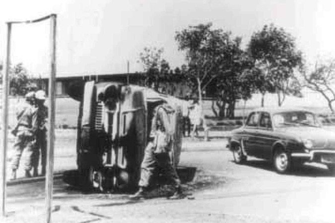  10/07/98. Crédito: Arquivo/CB. Brasil. Brasília - DF. Soldados ao lado de camburão incendiado por estudantes no campus da Universidades de Brasília - UnB, durante invasão do campus pela polícia em 29 de agosto de 1968. 
      Caption 