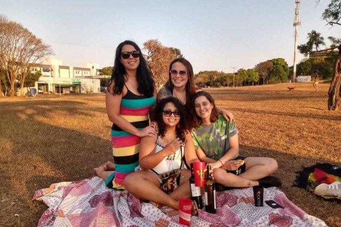 Katarina Macedo, Beatriz Maiorino e Daniela Toro com Maria, uma ex-moradora da república, curtindo um final de tarde
