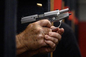 Para os deputados contrários à inclusão das armas no IS, trata-se de uma ajuda à defesa pessoal do cidadão -  (crédito: Ed Jones/AFP)