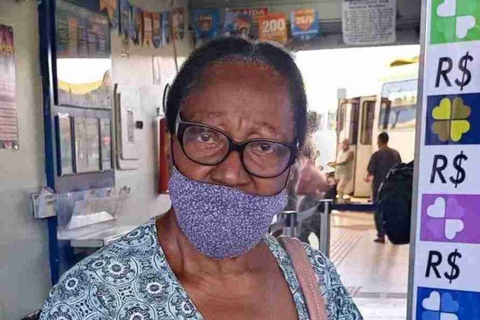 Helena de Sousa Silva, 72 anos, costuma jogar em bolões e não perdeu a chance de apostar na Quina e na Mega desta semana