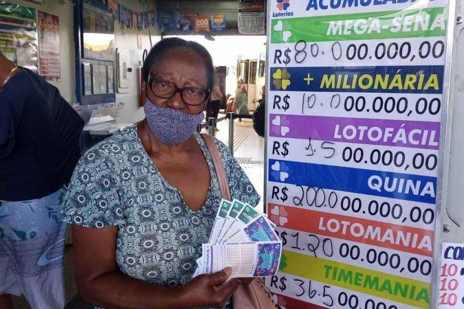 Helena de Sousa Silva, 72 anos, costuma jogar em bolões e não perdeu a chance de apostar na Quina e na Mega desta semana