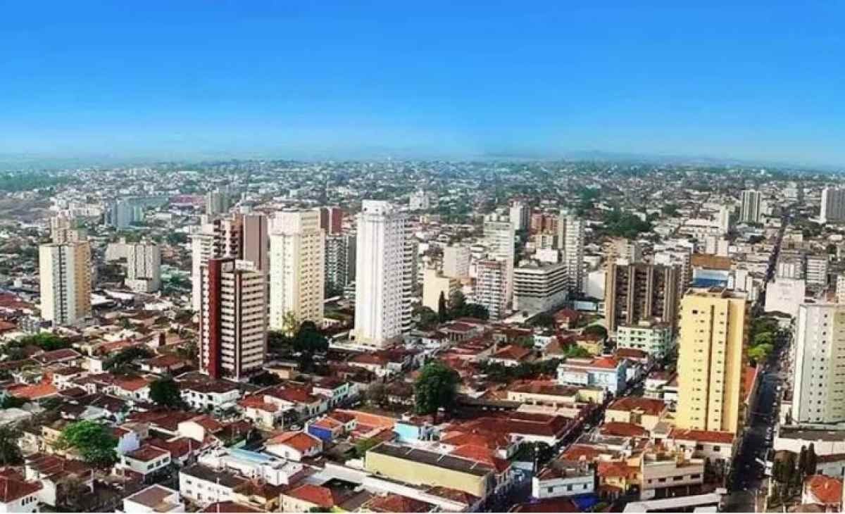 Homem esfaqueia a mulher por ela ter visitado parentes em terra natal 