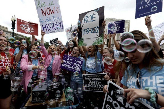 Ativistas contrários à interrupção da gravidez comemoram diante do prédio da Suprema Corte, em Washington 