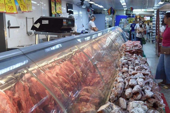 Em média, o grupo das carnes teve redução de 13%, mas alguns cortes tiveram diminuições nos preços mais acentuadas, como a alcatra (20,2%) e acém bovino (15,3%) - (crédito: Ed Alves/CB) Em média, o grupo das carnes teve redução de 13%, mas alguns cortes tiveram diminuições nos preços mais acentuadas, como a alcatra (20,2%) e acém bovino (15,3%) - (crédito: Ed Alves/CB)