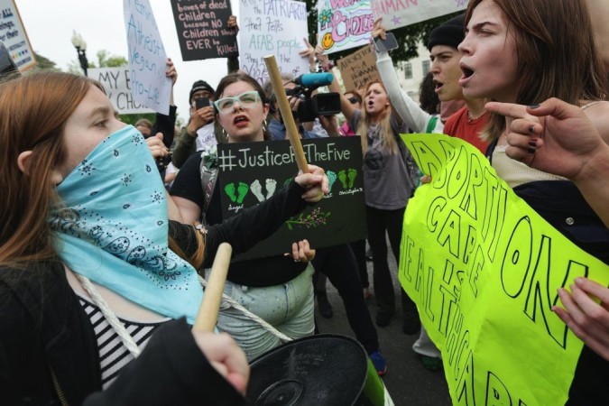 Ativistas antiaborto e feministas protestam em Washington - (crédito: Getty Images) Ativistas antiaborto e feministas protestam em Washington - (crédito: Getty Images)