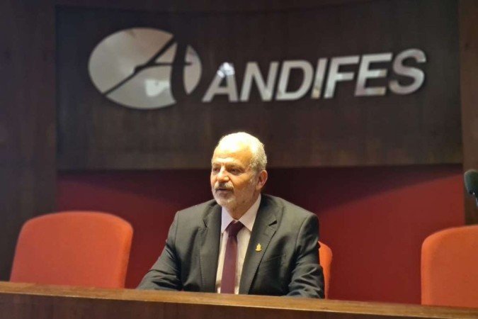 O presidente da Andifes, reitor Marcus Vinicius David, esteve nesta sexta-feira no MEC para buscar explica&ccedil;&otilde;es sobre os cortes nas universidades