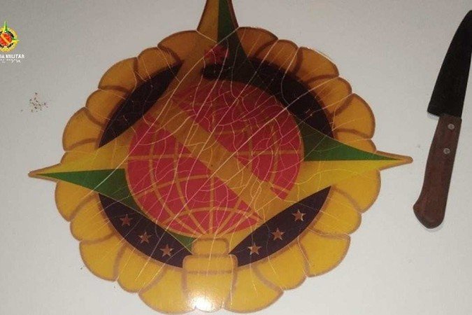 Polícia Militar apreendeu a faca usada por homem para agredir a mulher - (crédito: PMDF/Divulgação) Polícia Militar apreendeu a faca usada por homem para agredir a mulher - (crédito: PMDF/Divulgação)