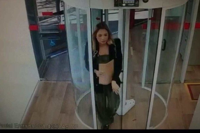 Mulher ou por várias agências bancárias para tentar abrir uma conta com documento falso - (crédito: Divulgação/PCDF) Mulher ou por várias agências bancárias para tentar abrir uma conta com documento falso - (crédito: Divulgação/PCDF)