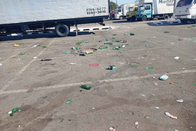 Feirantes encontraram bagunça deixada por público de 15 mil pessoas - (crédito: Material cedido ao correio) Feirantes encontraram bagunça deixada por público de 15 mil pessoas - (crédito: Material cedido ao correio)