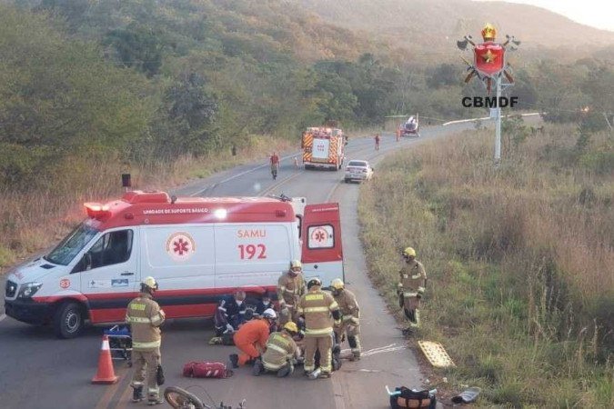 Adolescente de 15 anos sofre acidente de trânsito e fica em estado grave - (crédito: Reprodução/CBMDF) Adolescente de 15 anos sofre acidente de trânsito e fica em estado grave - (crédito: Reprodução/CBMDF)