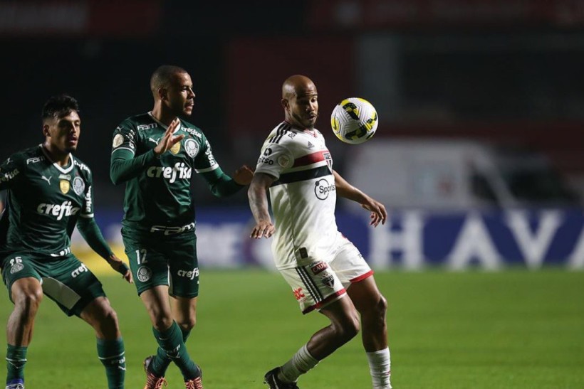 Palmeiras supera São Paulo no Morumbi e garante classificação