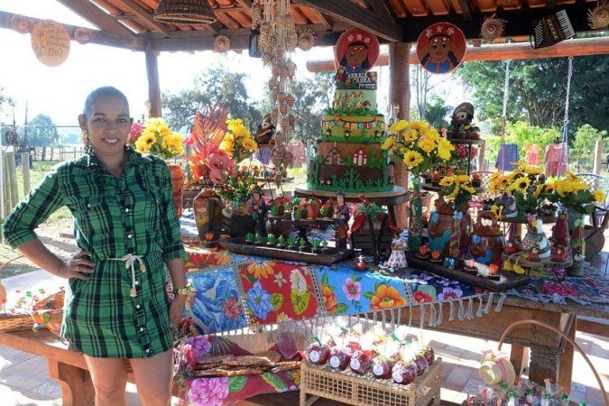 A eficiente Claudia Gonçalves e a mesa dos doces de Márcia Montenegro