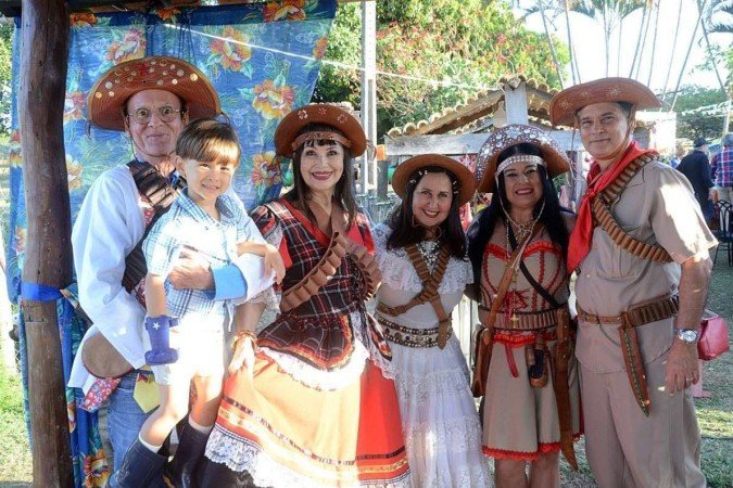 João Cruz e Mônica com Samuel, Ana Beatriz e Sérgio Goldstein com a anfitriã