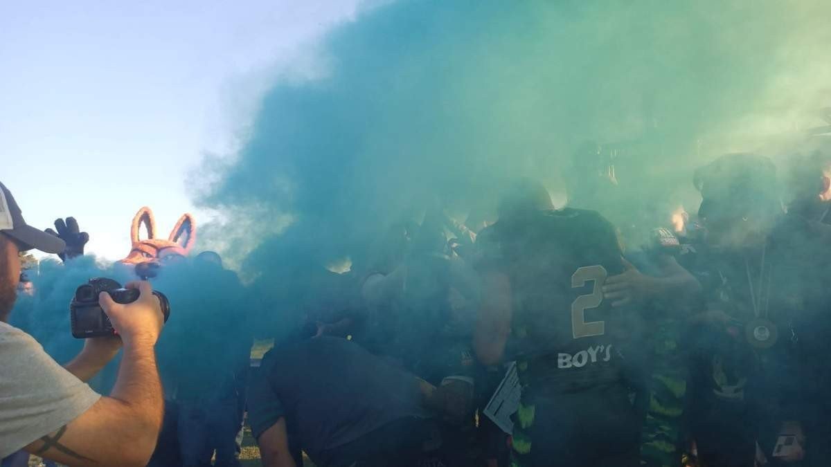 Leões de Judá comemoram a vitória em partida de futebol americano realizada neste sábado (25/6)