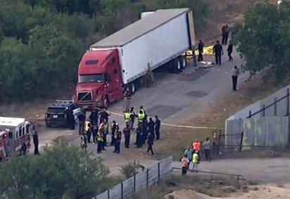 Veículo do tipo baú foi abandonado perto de San Antonio, no Texas - (crédito: KSAT/Reprodução) Veículo do tipo baú foi abandonado perto de San Antonio, no Texas - (crédito: KSAT/Reprodução)