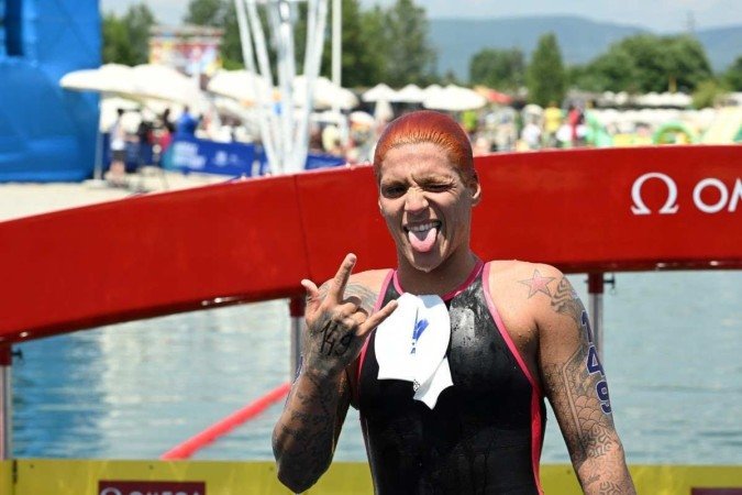 Ana Marcela Cunha celebrando sua vitória no Mundial de Esportes Aquáticos - (crédito: AFP) Ana Marcela Cunha celebrando sua vitória no Mundial de Esportes Aquáticos - (crédito: AFP)