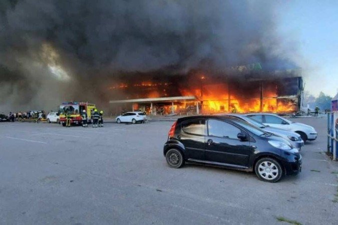 Bombeiros trabalham para apagar incêndio no shopping center Amstor, o mais importante de Kremenchuk e da região de Poltava: condenação internacional