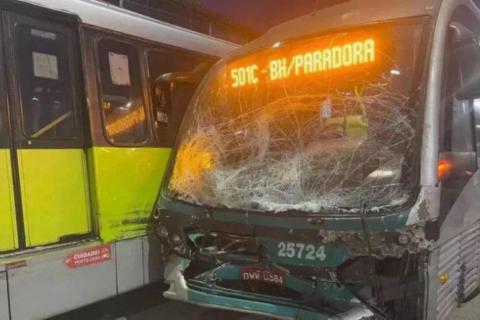 Ônibus colide contra outros dois e deixa 17 feridos no bairro Santa Branca, em BH - (crédito: Divulgação/Corpo de Bombeiro) Ônibus colide contra outros dois e deixa 17 feridos no bairro Santa Branca, em BH - (crédito: Divulgação/Corpo de Bombeiro)