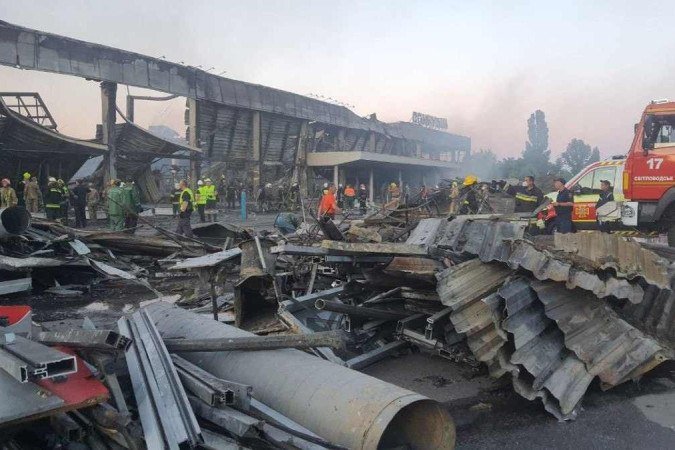  This handout picture taken and released by the Ukraine's State Emergency Service on June 27, 2022 shows rescuers working in a mall hit by a Russian missile strike in the eastern Ukrainian city of Kremenchuk. RESTRICTED TO EDITORIAL USE - MANDATORY CREDIT "AFP PHOTO / Ukraine's State Emergency Service / str " - NO MARKETING - NO ADVERTISING CAMPAIGNS - DISTRIBUTED AS A SERVICE TO CLIENTS
 (Photo by UKRAINE'S STATE EMERGENCY SERVICE / AFP) / RESTRICTED TO EDITORIAL USE - MANDATORY CREDIT "AFP PHOTO / Ukraine's State Emergency Service / str " - NO MARKETING - NO ADVERTISING CAMPAIGNS - DISTRIBUTED AS A SERVICE TO CLIENTS

      