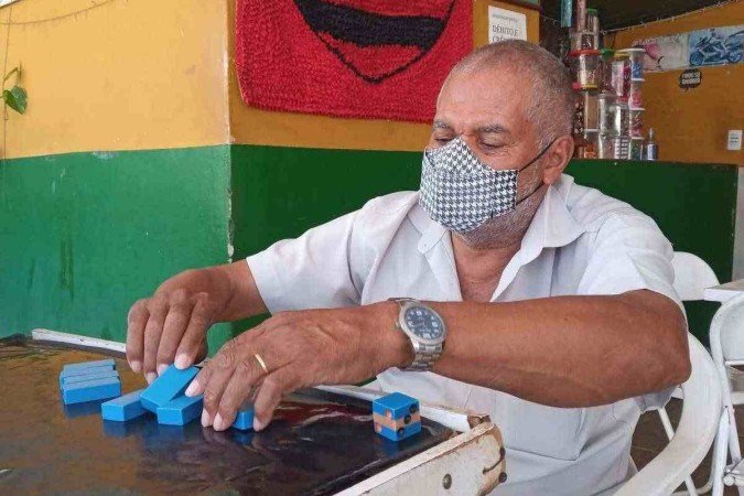 Com dificuldades motoras, Seu Rivaldo não dispensa o dominó