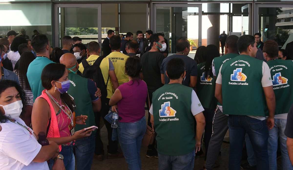 Agentes de vigilância comunitária de saúde se mobilizam em frente à CLDF