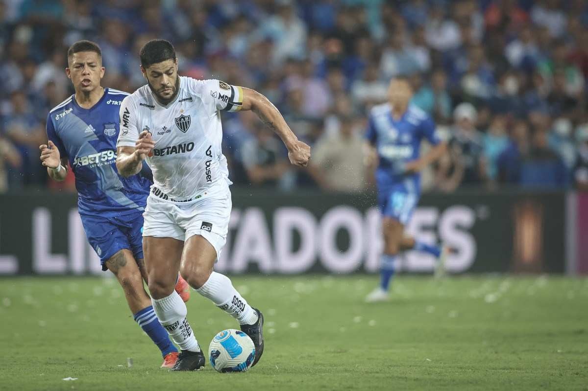 Hulk perde pênalti no fim, e Atlético empata com Emelec pela Libertadores