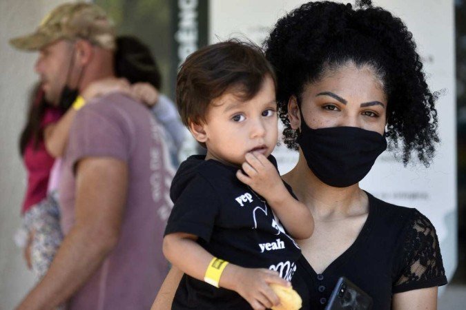 Amoriele conseguiu atendimento para o filho Êndrio, com febre alta há seis dias, após procurar três hospitais