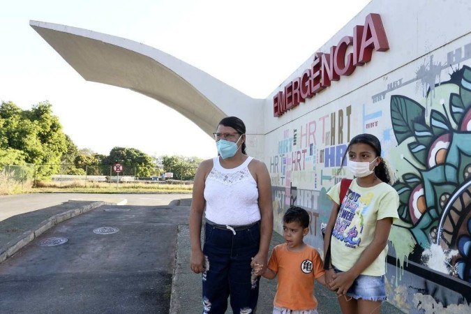 Luana Leite com Heitor, 4, e Stefani, 11: desrespeito e demora