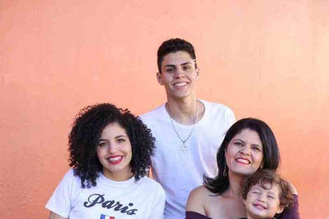 Rebeca ao lado da mãe e irmãos