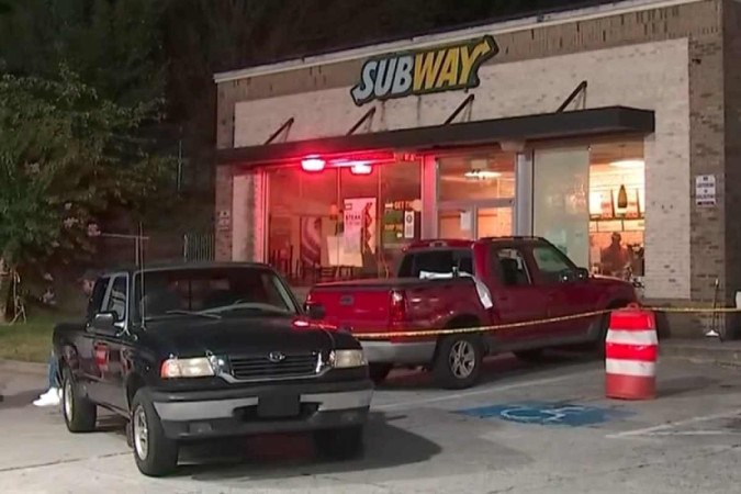 A man shoots and kills an employee for overloading a sandwich with mayonnaise