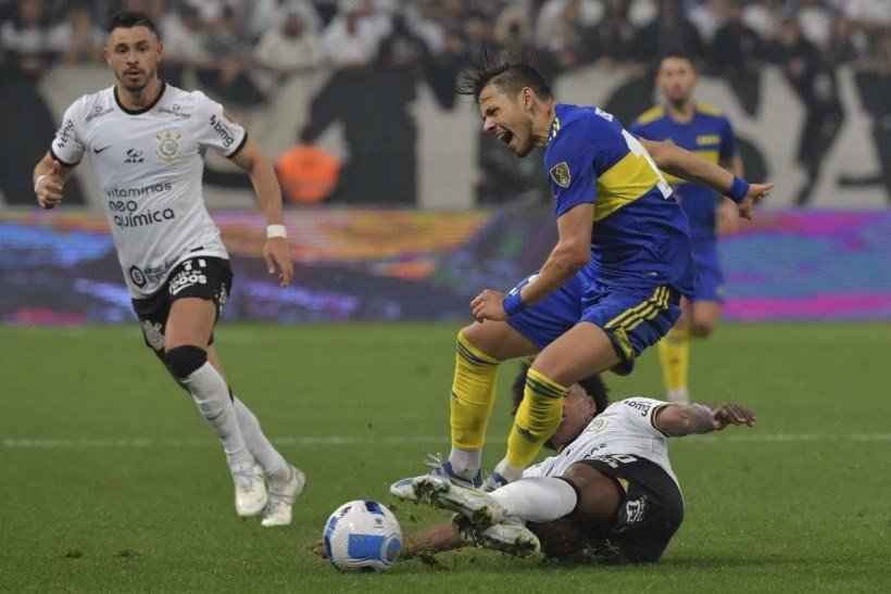 Willian disputa a bola com Óscar Romero, do Boca Juniors