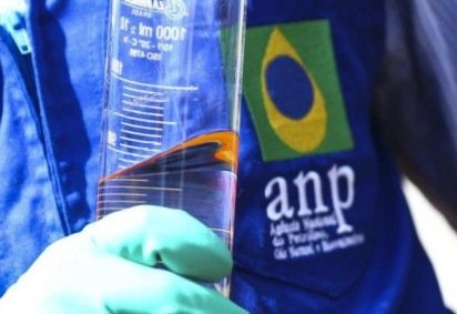 Os estabelecimentos que aderirem a essa medida vão receber R$ 0,32 por litro comercializado -  (crédito: Marcelo Camargo/Agência Brasil ) -Os estabelecimentos que aderirem a essa medida vão receber R$ 0,32 por litro comercializado -  (crédito: Marcelo Camargo/Agência Brasil )